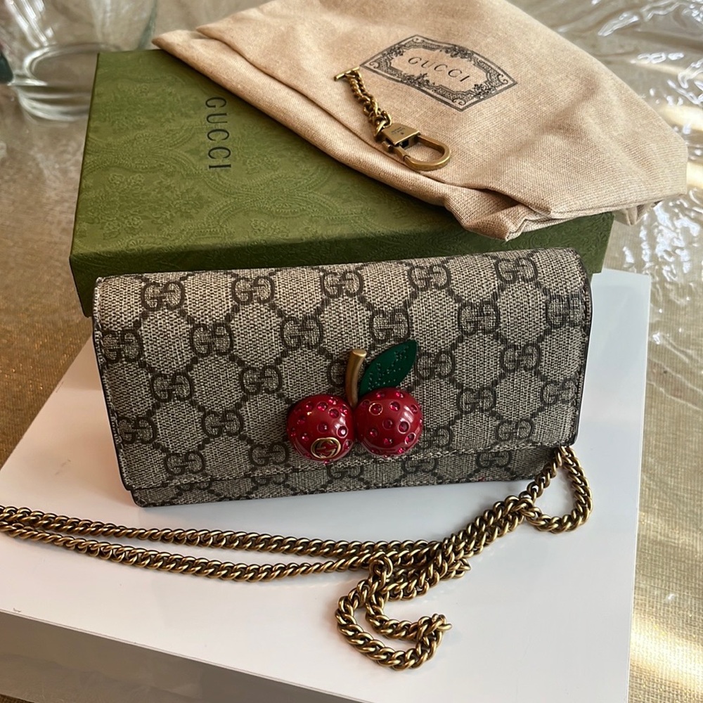 Gucci supreme chain bag